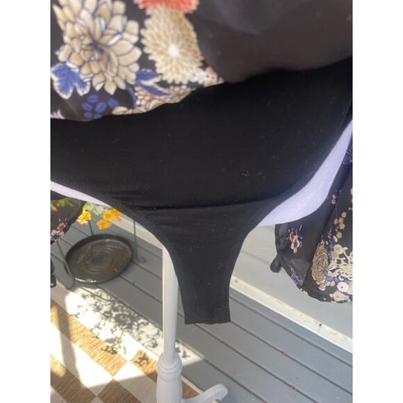 Ro & De Size X-Small Blouse Bodysuit Black Floral w/ Bell Sleeves Faux‎ Wrap - Picture 4 of 5